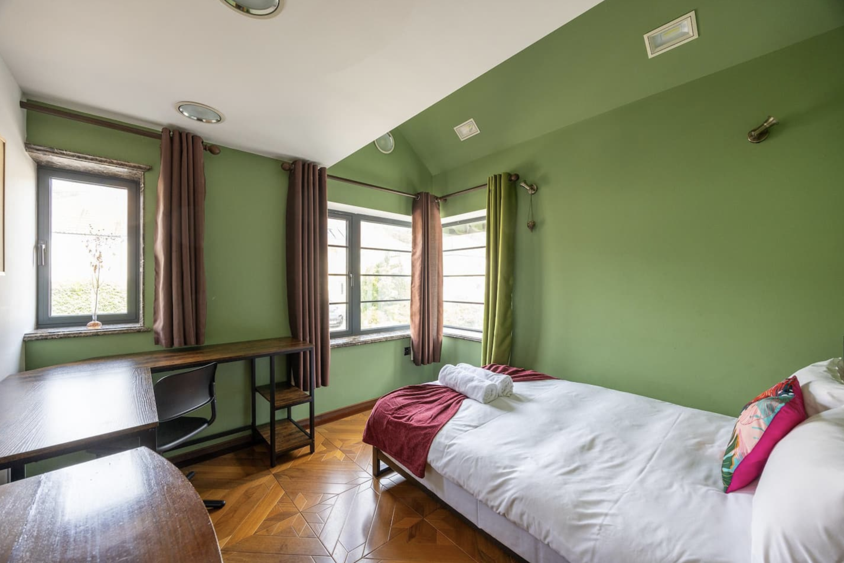 Granite Suite double bedroom with 1936 Art Deco crittal corner windows — penthouse Bristol