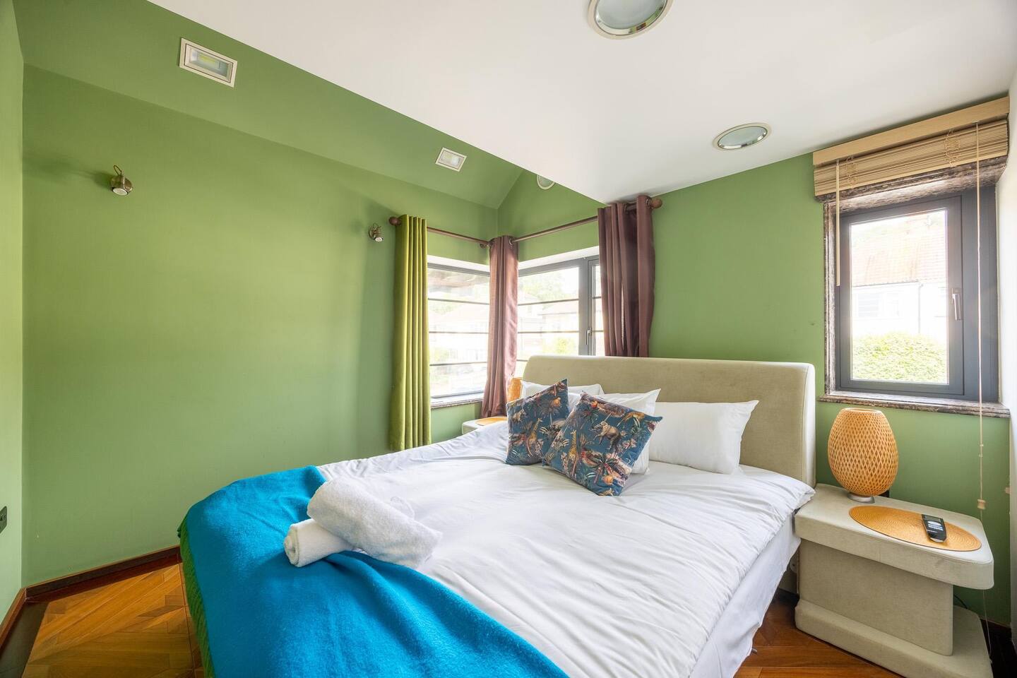 Jade Suite super-king bedroom with engineered Ipê wood floor — penthouse Bristol